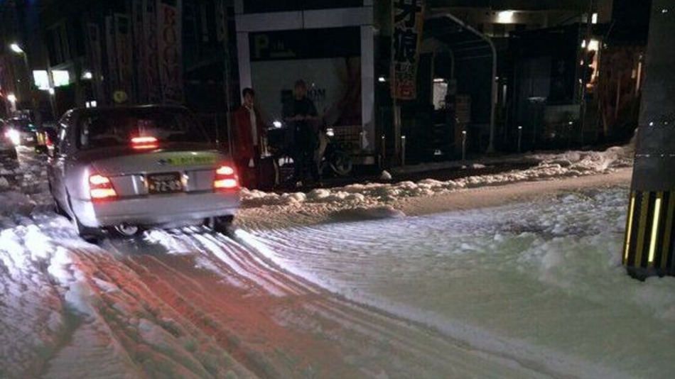 The streets of the Japanese city of Fukuoka after the earthquake was covered with foam4