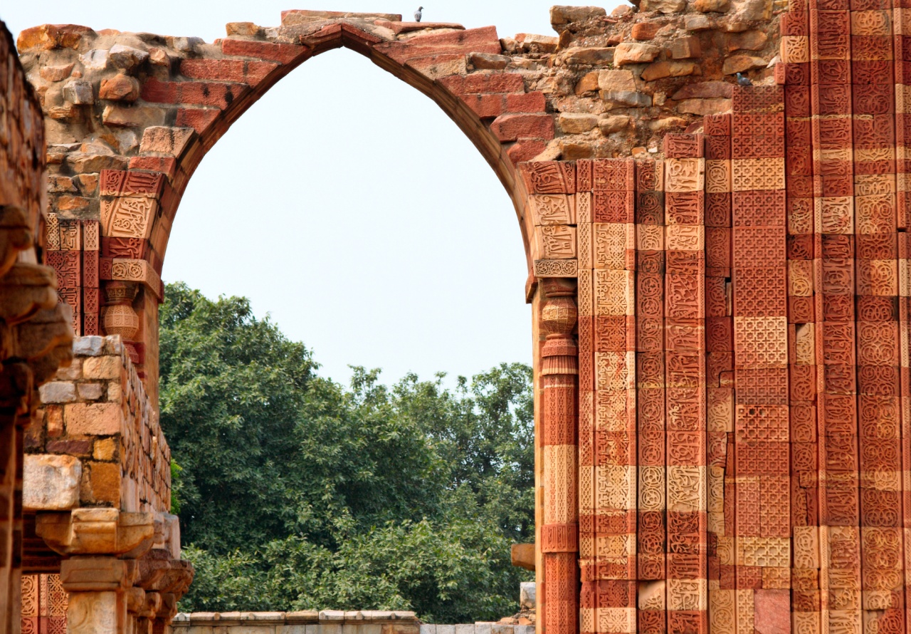 Details_of_arched_screen_at_Quwwat_ul-Islam_Mosque,_Qutub_Minar