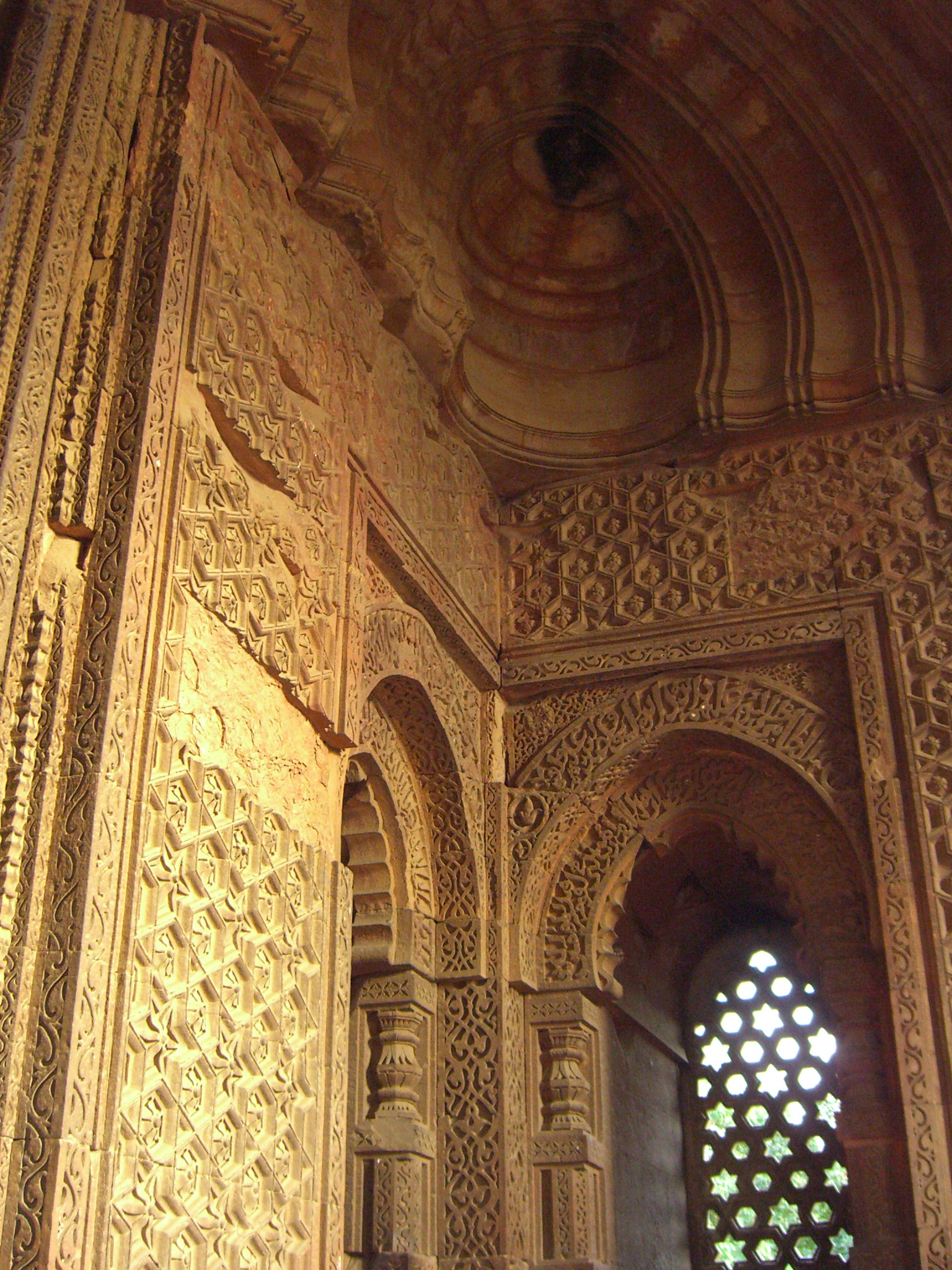 Interior_of_Alai_Darwaza,_Qutb_Minar_complex